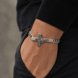 Bracelet Gourmette Homme – Croix et Guitare porté par un homme