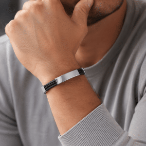 Bracelet Homme Acier et Cuir Noir porté par un homme