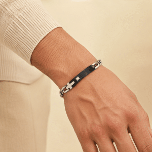 Bracelet Homme Croix et Zircon – Force et Foi en Acier porté par un homme
