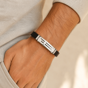 Bracelet Homme Croix – Cuir Noir et Acier porté par un homme