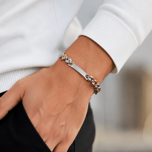 Bracelet Homme Gourmette – Grains de Café Bicolore porté par un homme