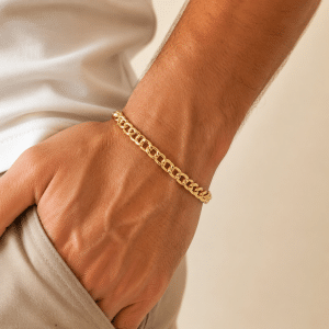 Bracelet Homme Mailles Gourmettes – Acier Doré porté par un homme