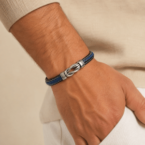 Bracelet Homme – Cuir Bleu Acier Entrelacé porté par un homme