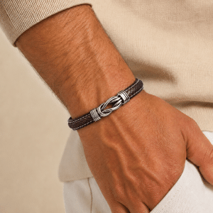 Bracelet Homme – Cuir Marron Acier Entrelacé porté par un homme