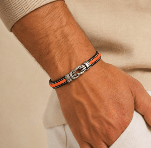 Bracelet Homme – Cuir Orange Acier Entrelacé porté par un homme
