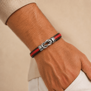 Bracelet Homme – Cuir Rouge Acier Entrelacé porté par un homme