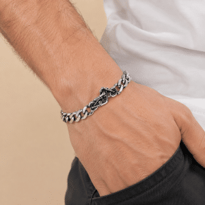 Bracelet Homme – Gourmette Acier Inoxydable Moto porté par un homme