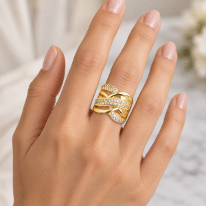 Bague Dorée Éclats Croisés portée par une femme