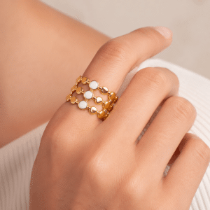 Bague Élina – Acier Doré et Pierre de Lune portée par une femme