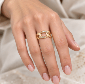 Bague Entrelacée Dorée – Force & Éclat portée par une femme
