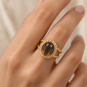 Bague Impériale – Acier Inoxydable Doré oeil de Tigre portée par une femme