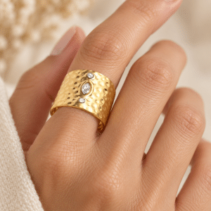 Bague Soline – Acier Doré et Oxydes Blancs portée par une femme