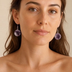 Boucles d’Oreilles Équilibre – Améthyste et Acier Inoxydable portées par une femme