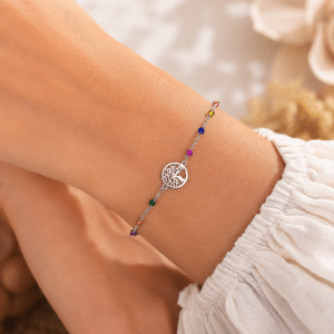 Bracelet Arbre de Vie Multicolore porté par une femme