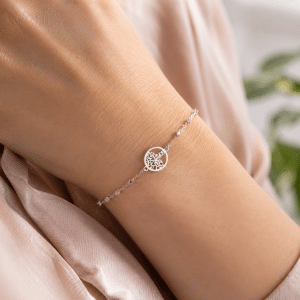 Bracelet Arbre de Vie – Acier Inoxydable et Cristaux Roses porté par une femme