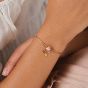 Bracelet Éclat de Rhodonite – Acier Doré et Pierre Naturelle porté par une femme