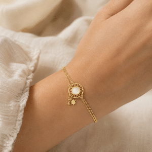 Bracelet Étoile de Lune – Acier Doré et Pierre Naturelle porté par une femme