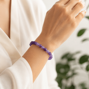 Bracelet Harmonie en Améthyste porté par une femme