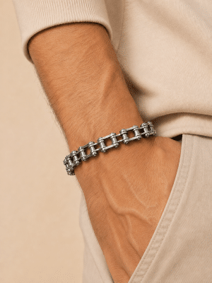 Bracelet Homme – Chaine de Vélo Acier Argenté porté par un homme