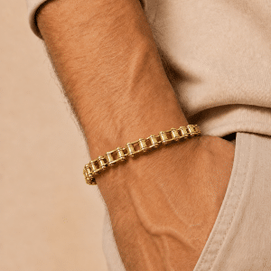 Bracelet Homme – Chaine de Vélo Dorée porté par un homme