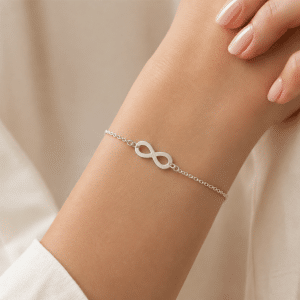 Bracelet Infini Argenté Acier Inoxydable porté par une femme