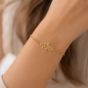 Bracelet Main de Fatma – Acier Inoxydable Doré porté par une femme