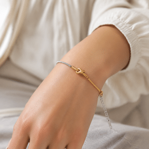 Bracelet Noeud – Acier Inoxydable Bicolore porté par une femme