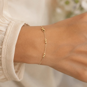 Bracelet Perlé Léa – Acier Inoxydable Doré porté par une femme