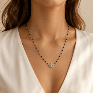 Collier Arbre de Vie – Harmonie et Élégance porté par une femme