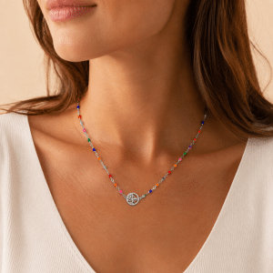 Collier Arbre de Vie – Perles Multicolores & Acier Inoxydable porté par une femme
