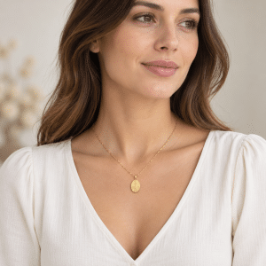 Collier Médaille Vierge Marie porté par une femme