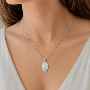 Collier Médaille Vierge Marie Argenté porté par une femme
