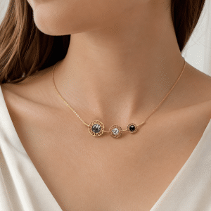 Collier Trio Flocon – Acier Doré 316 et Pierre Naturelle porté par une femme