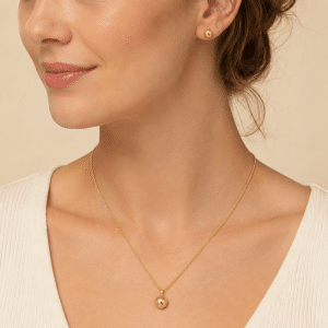 Parure Élégance Dorée – Collier et Boucles en Acier Inoxydable portée par une femme
