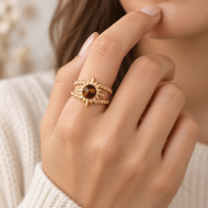 Bague Acier Doré & Oeil de Tigre portée par une femme