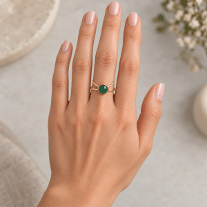 Bague Acier Doré & Onyx Verte portée par une femme