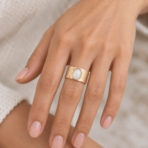Bague Acier Doré & Pierre de Jade portée par une femme
