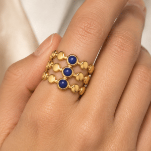 Bague Acier inoxydable Pierre naturelle Lapis Lazuli portée par une femme