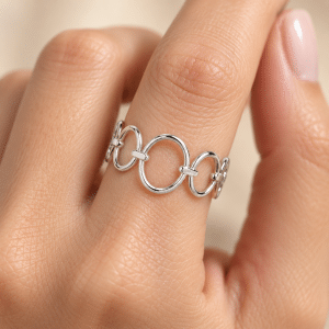 Bague Cercles Entrelacés – Acier Inoxydable Argenté portée par une femme