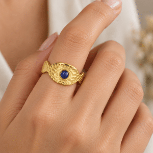 Bague Dorée Ovale Lapis Lazuli Naturel portée par une femme