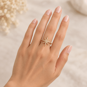 Bague Étoile du Nord en Plaqué Or portée par une femme