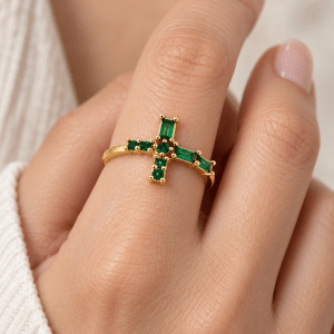 Bague Femme Croix Zirconiums Verts, Plaqué Or portée par une femme