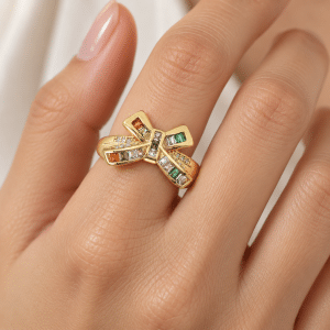 Bague Femme Noeud Elégant Zirconiums Multicolores portée par une femme