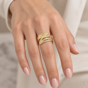 Bague Femme Plaqué Or – Courbes Dorées portée par une femme