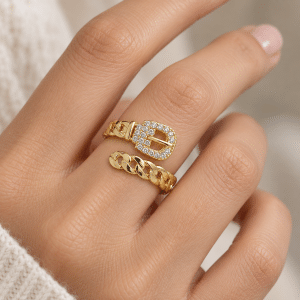 Bague Femme – Ceinture Dorée Plaqué Or portée par une femme