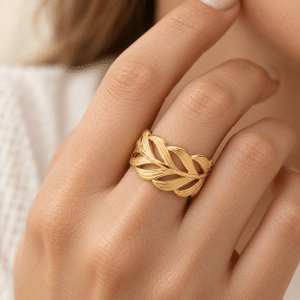 Bague Feuille Tressée – Acier Inoxydable Doré portée par une femme