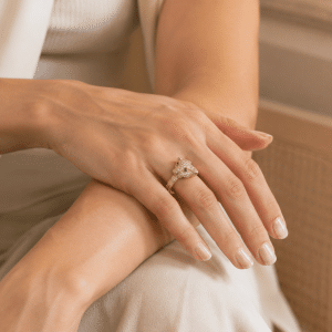 Bague Léopard Plaqué Or et Zirconiums portée par une femme