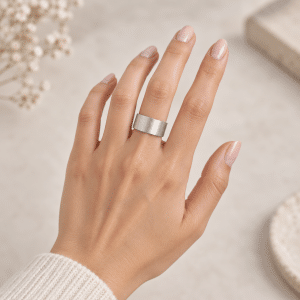 Bague Manchette Argentée – Acier Inoxydable portée par une femme