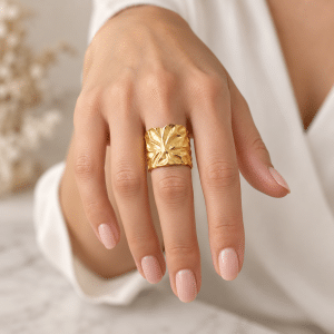 Bague Manchette Feuille – Acier Inoxydable Doré portée par une femme