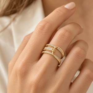 Bague Multi-Rangs Éclat Doré portée par une femme